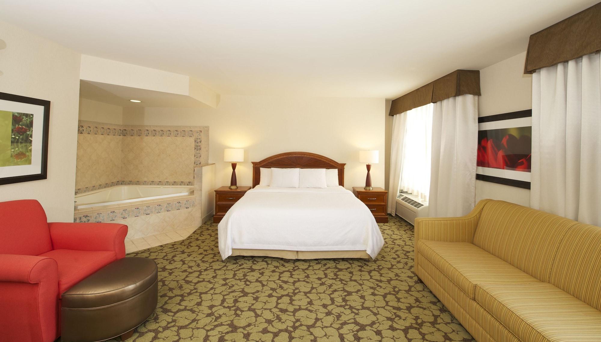 Hilton Garden Inn Virginia Beach Town Center Exterior photo