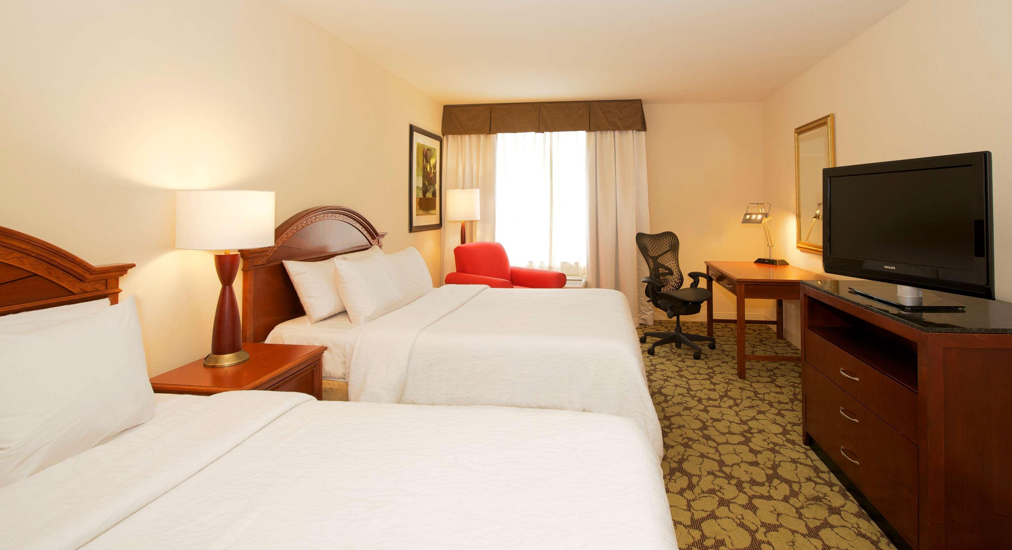 Hilton Garden Inn Virginia Beach Town Center Exterior photo