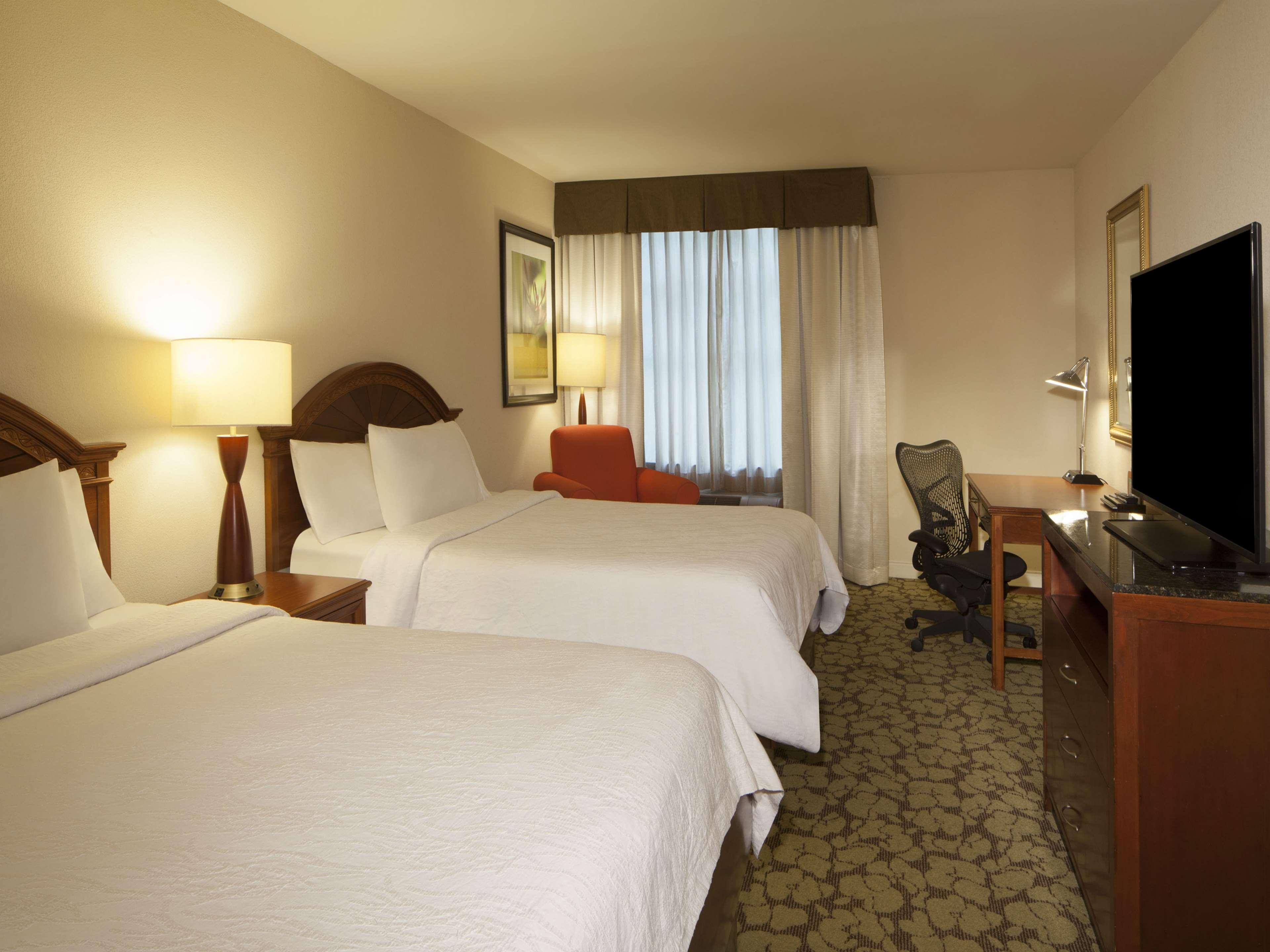 Hilton Garden Inn Virginia Beach Town Center Exterior photo