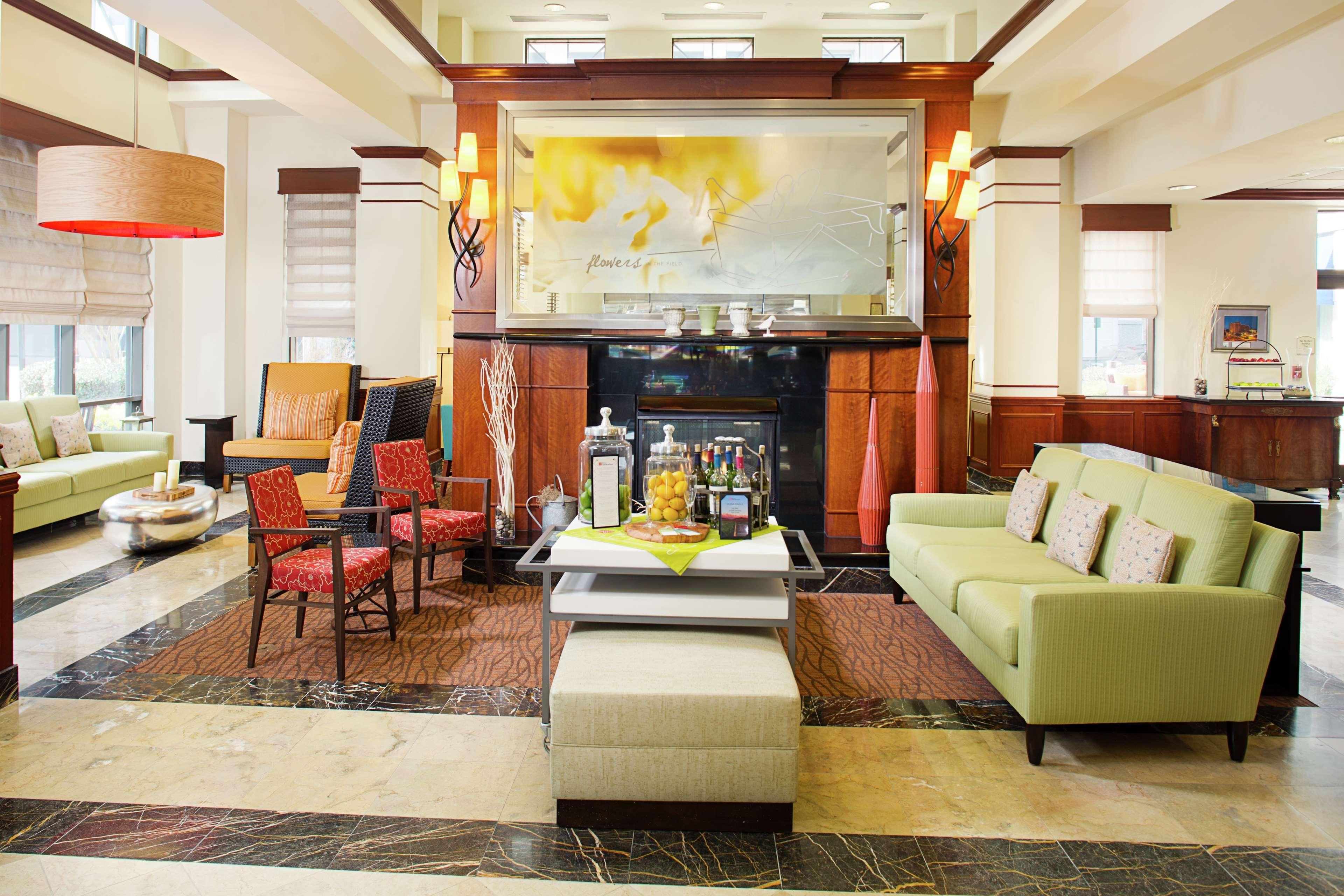 Hilton Garden Inn Virginia Beach Town Center Exterior photo