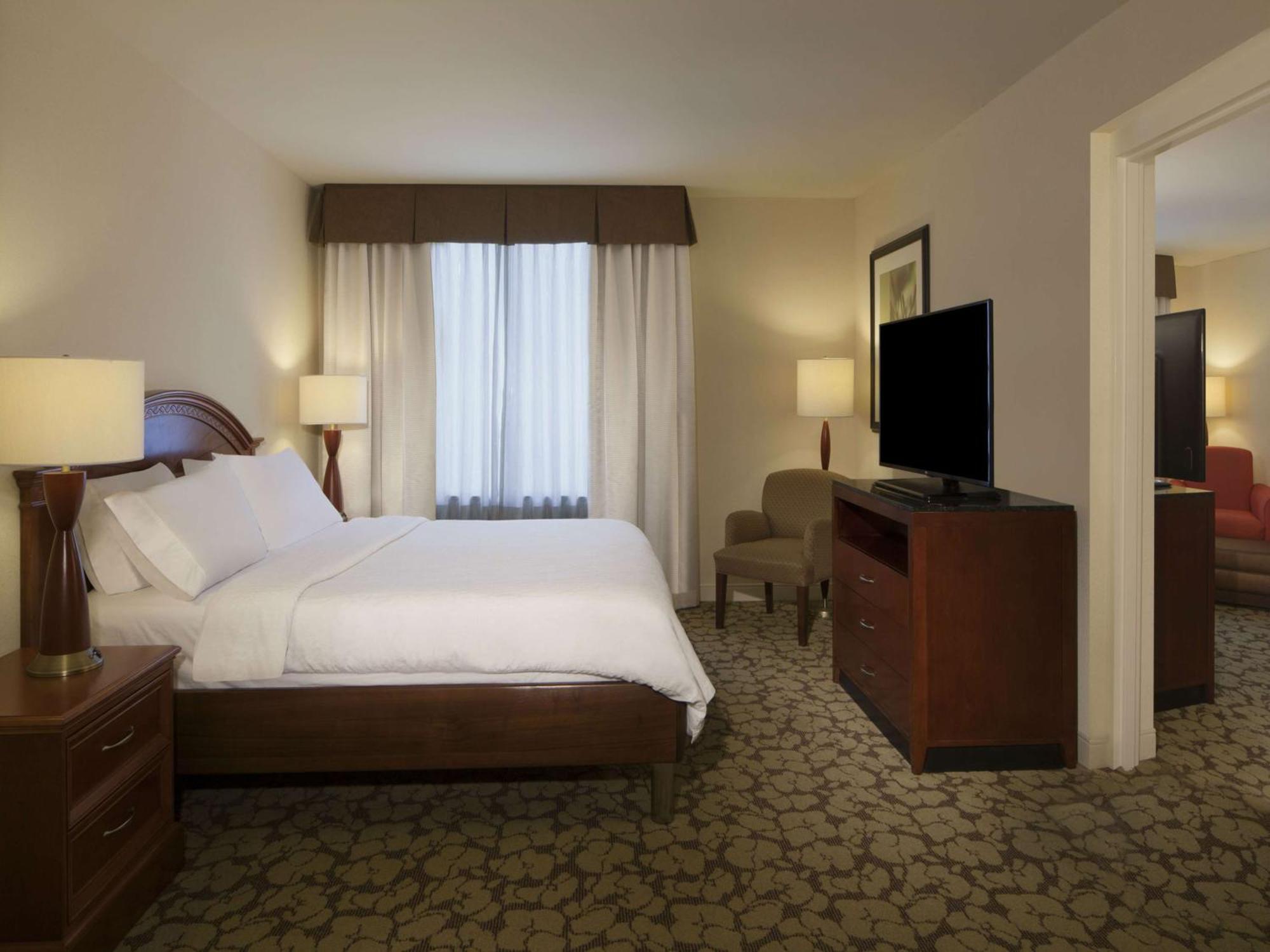 Hilton Garden Inn Virginia Beach Town Center Exterior photo