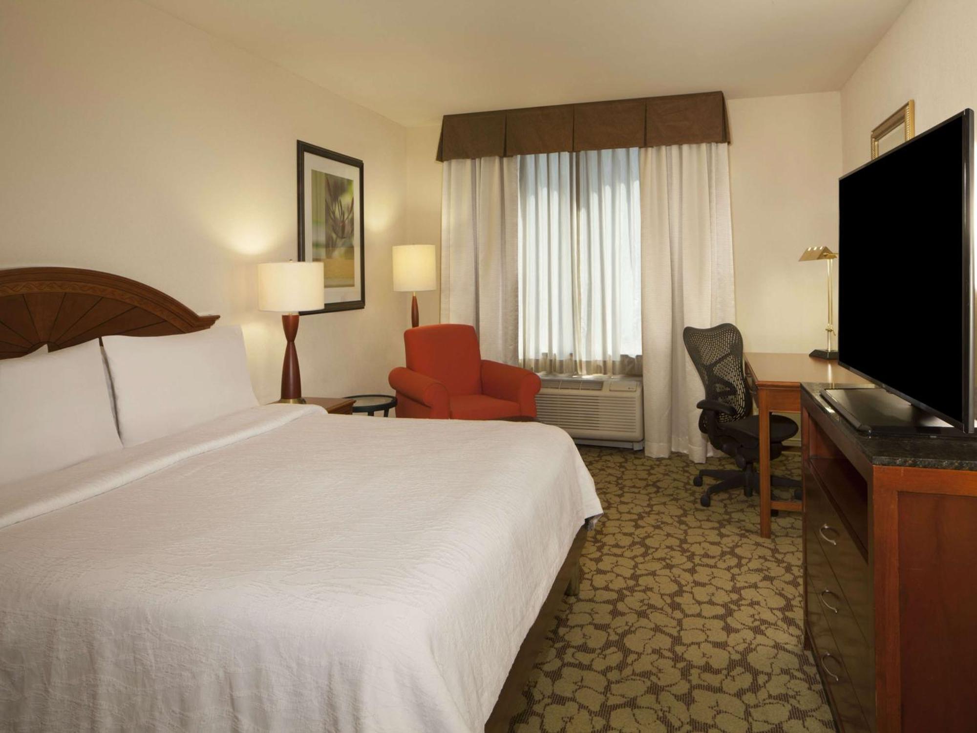 Hilton Garden Inn Virginia Beach Town Center Exterior photo